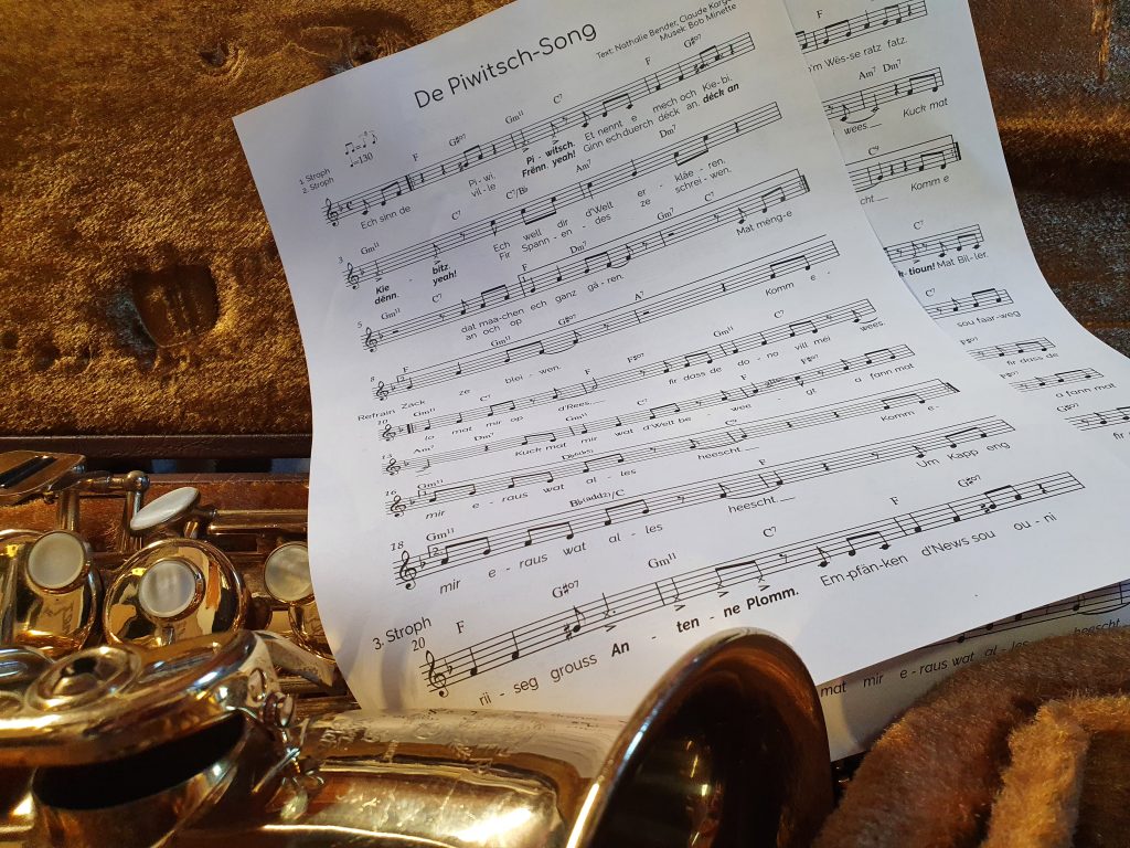 Saxophon mit Notenblatt