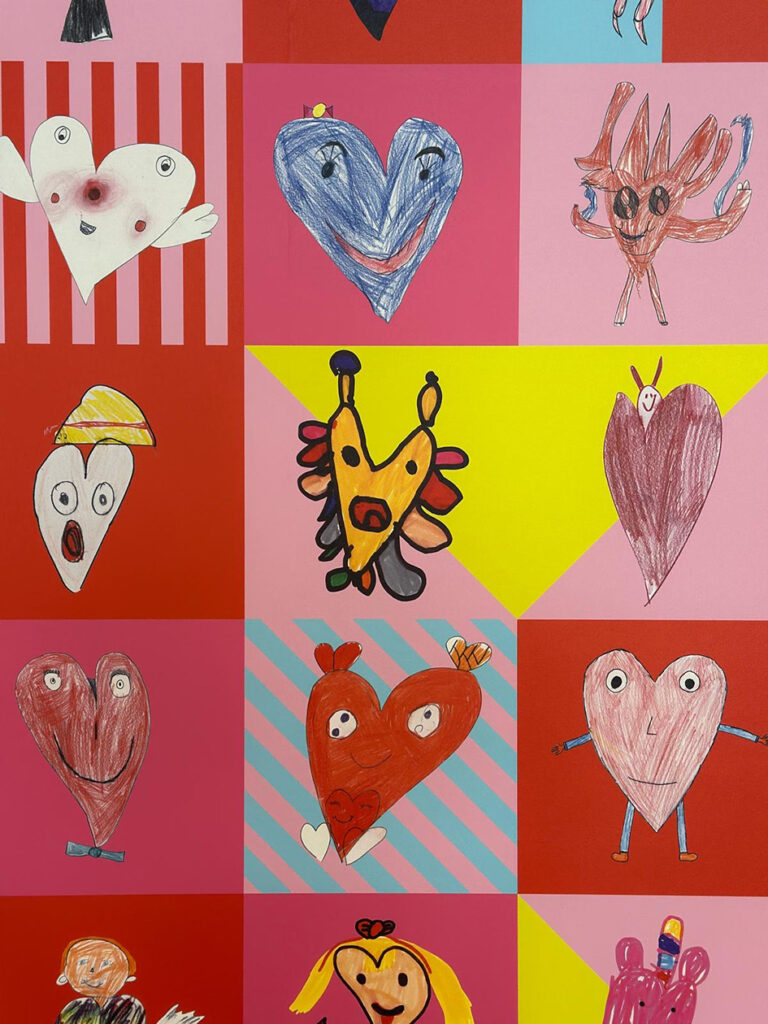Eine Zeichnung von einem Kind zur Ausstellung "Love". Das Bild zeigt viele Herzen. 