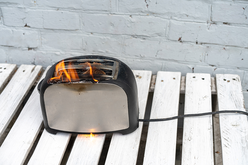 Das Foto zeigt einen brennenden Toaster