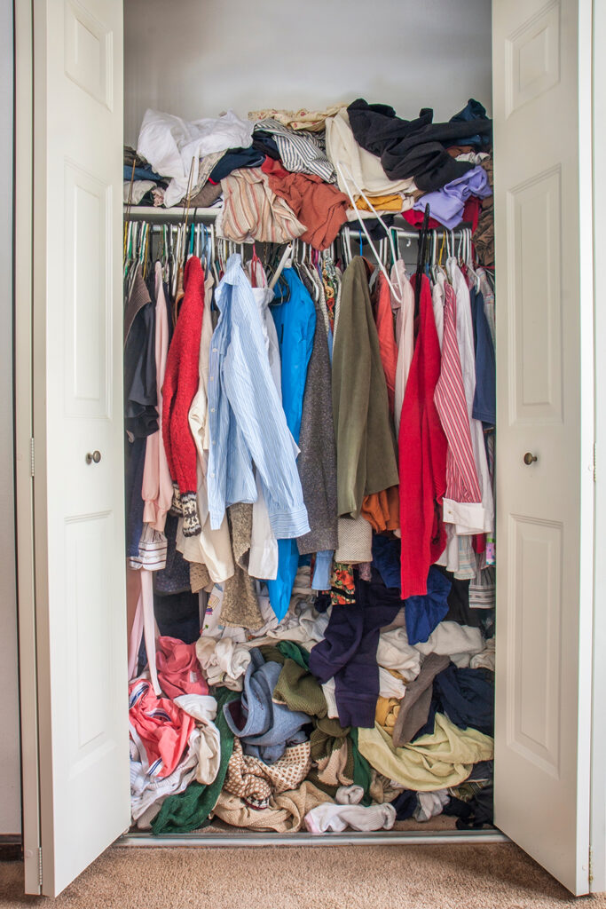 Ein überfüllter Kleiderschrank mit massenweise Kleidern